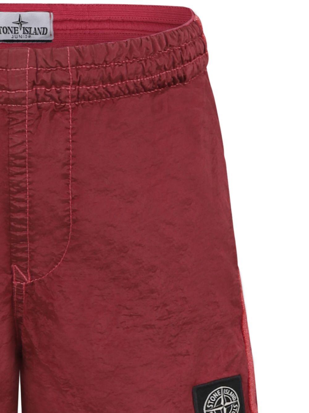 Costume da bagno per bambino Stone Island Junior rosso con applicazione logo sulla gamba K1S16B100001S0043 V0089 STONE ISLAND JUNIOR 