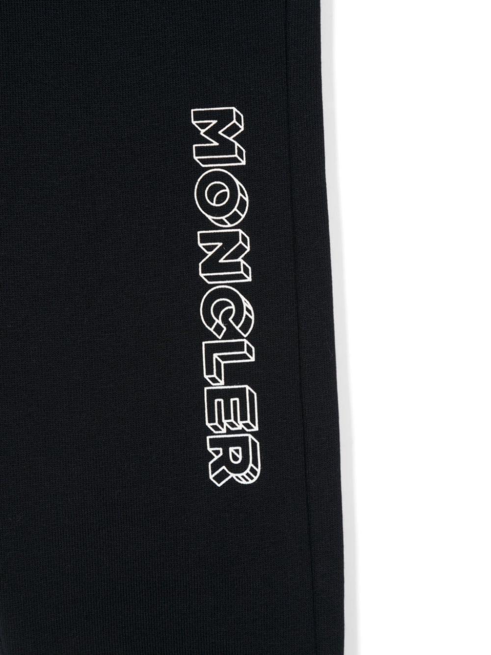 Pantaloni da tuta con stampa logo per bambino Moncler Enfant blu con toppa J29548H00005 899PS 778 MONCLER ENFANT 