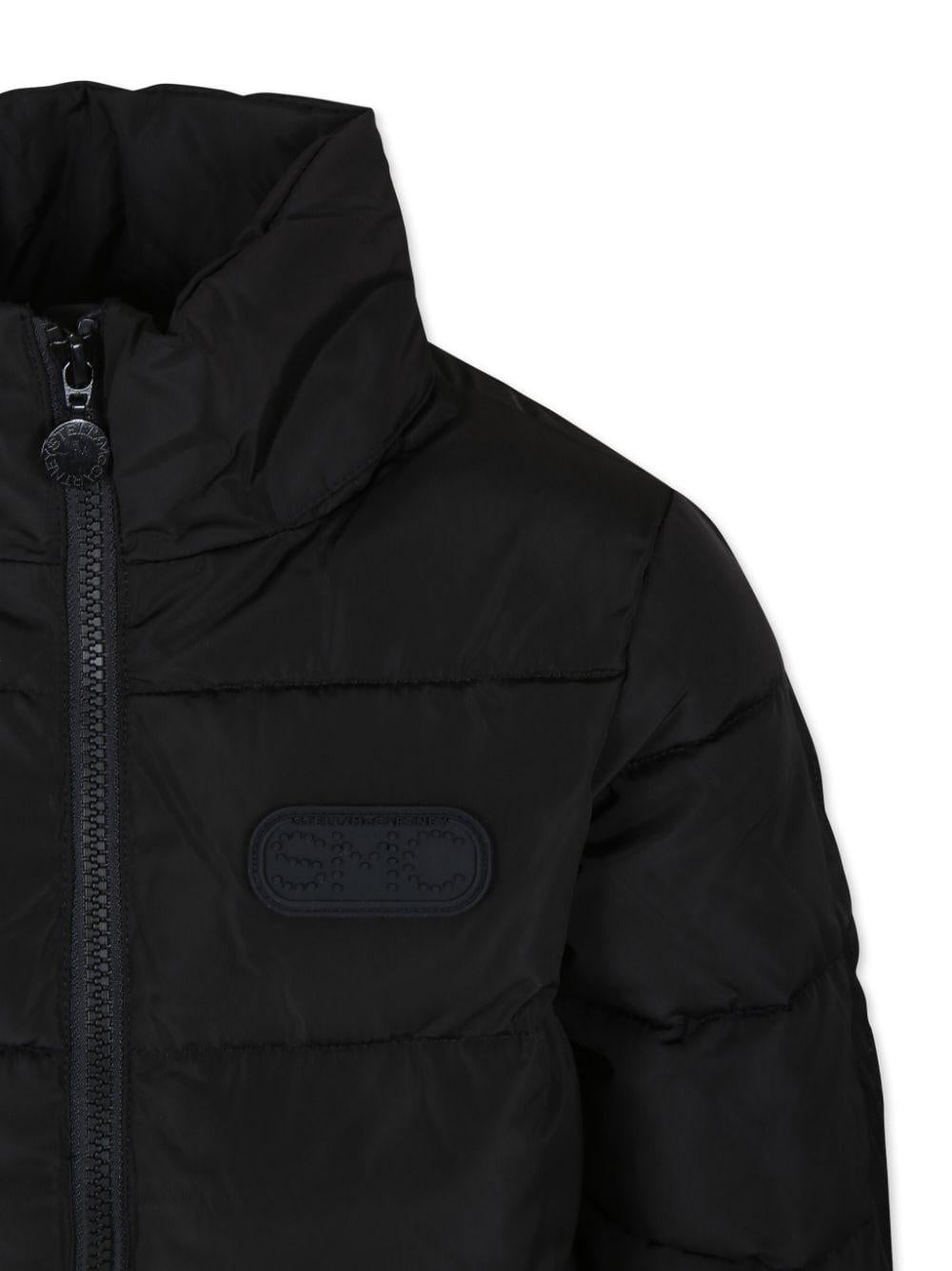 Piumino per bambino Stella McCartney Kids nero con applicazione logo TV2Q57 Z0537 930 STELLA McCARTNEY KIDS 