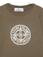 T-shirt per bambino Stone Island Junior verde con caratteristico logo sul davanti K2S162100008S0264 V0054 STONE ISLAND JUNIOR 