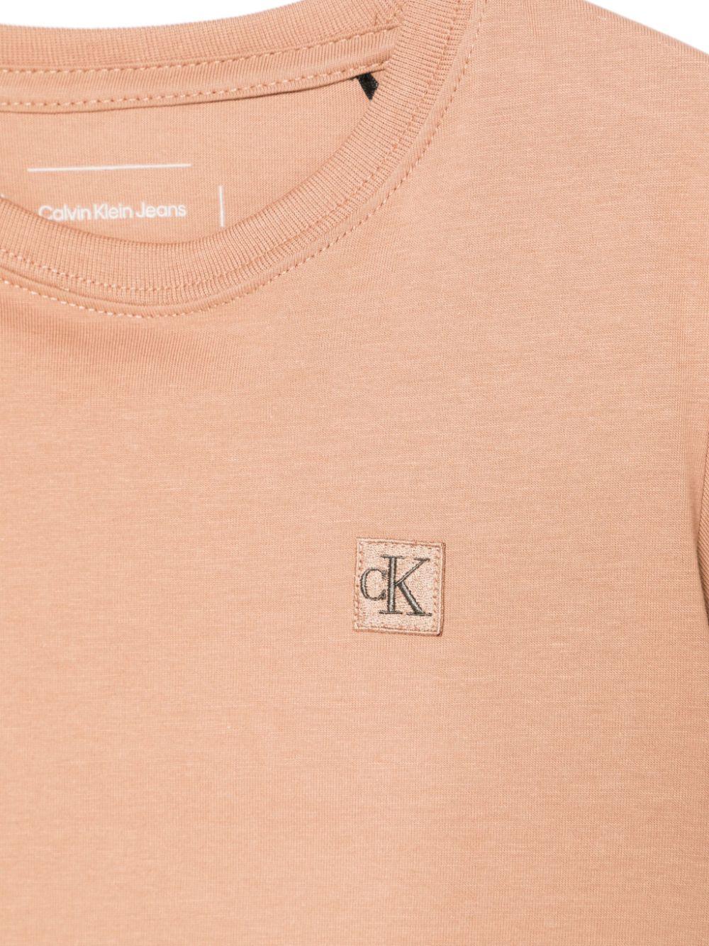 T-shirt con applicazione per bambino Calvin Klein Kids marrone con orlo dritto IU0IU00543 GU1 CALVIN KLEIN KIDS 