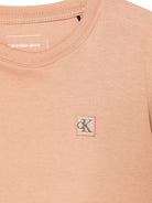 T-shirt con applicazione per bambino Calvin Klein Kids marrone con orlo dritto IU0IU00543 GU1 CALVIN KLEIN KIDS 
