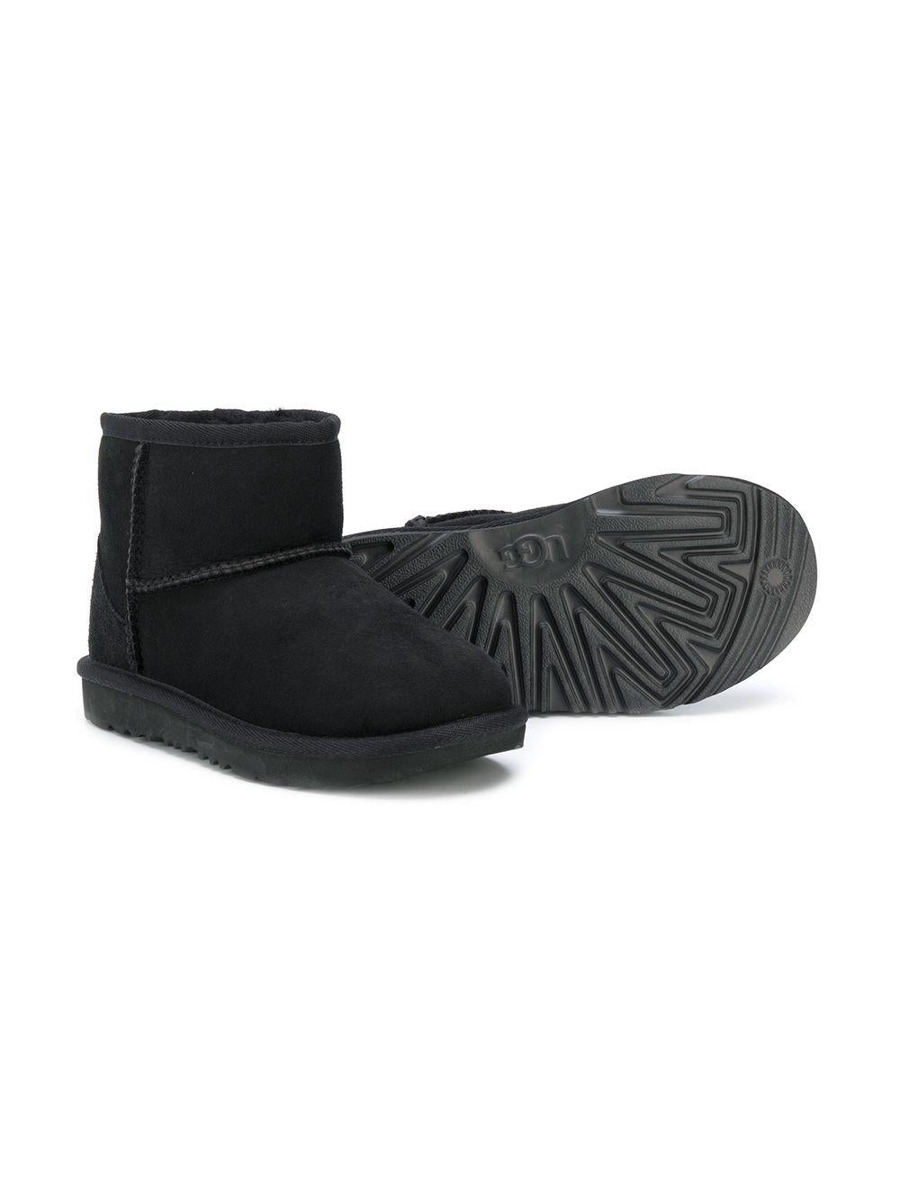Stivali Classic Mini II per bambina UGG Kids neri con design slip-on 1017715K BLK UGG 