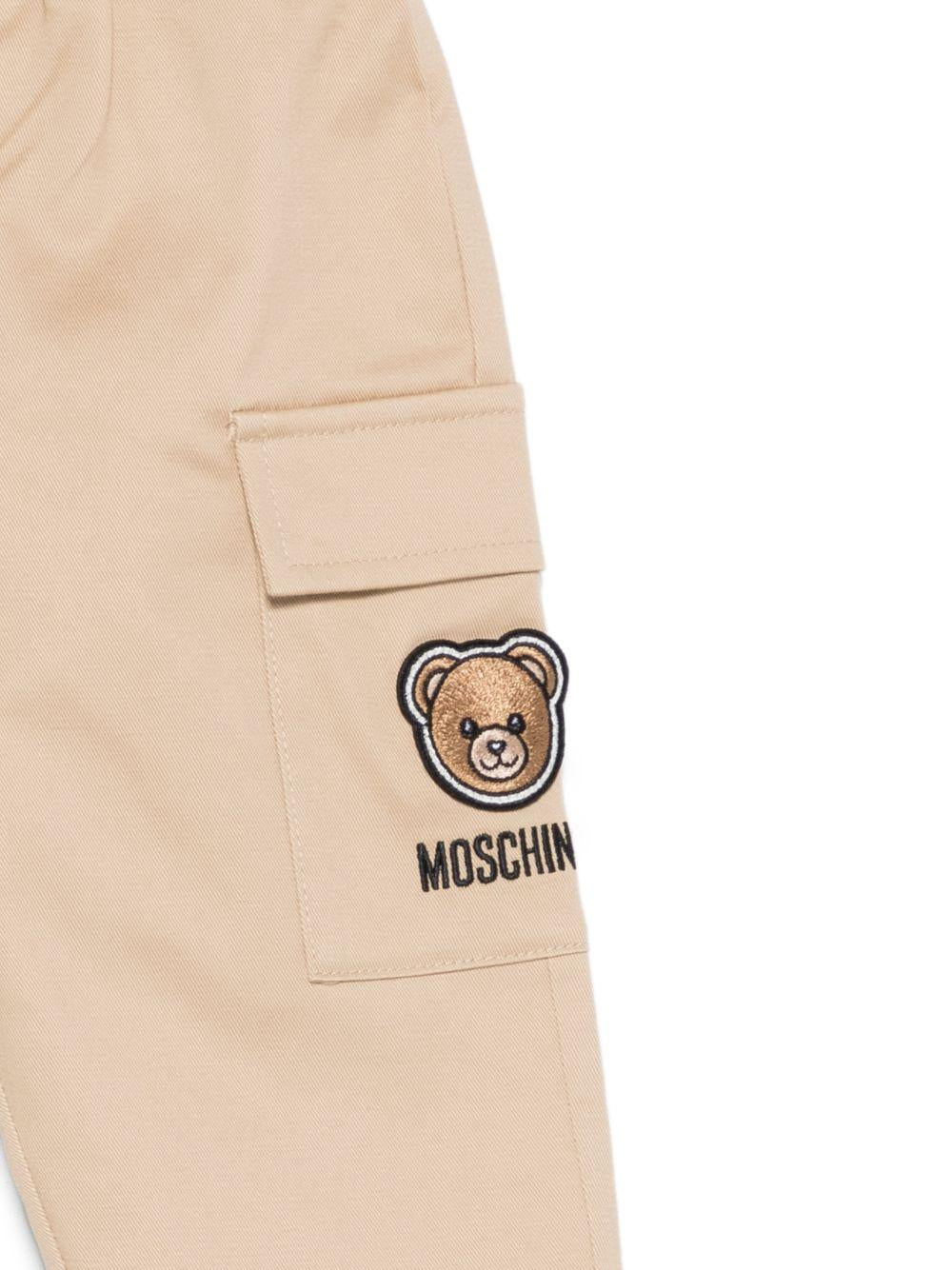 Pantaloni per neonato Moschino Kids beige con ricamo Teddy sul davanti MUP05RLPA01 20829 MOSCHINO KIDS 