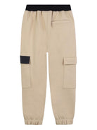 Pantaloni sportivi per bambino Hugo Kids beige con tasche cargo laterali G00477 249 Hugo 