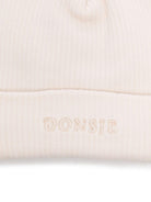 Berretto per neonata Donsje beige con logo ricamato 3037902 00003 DONSJE 