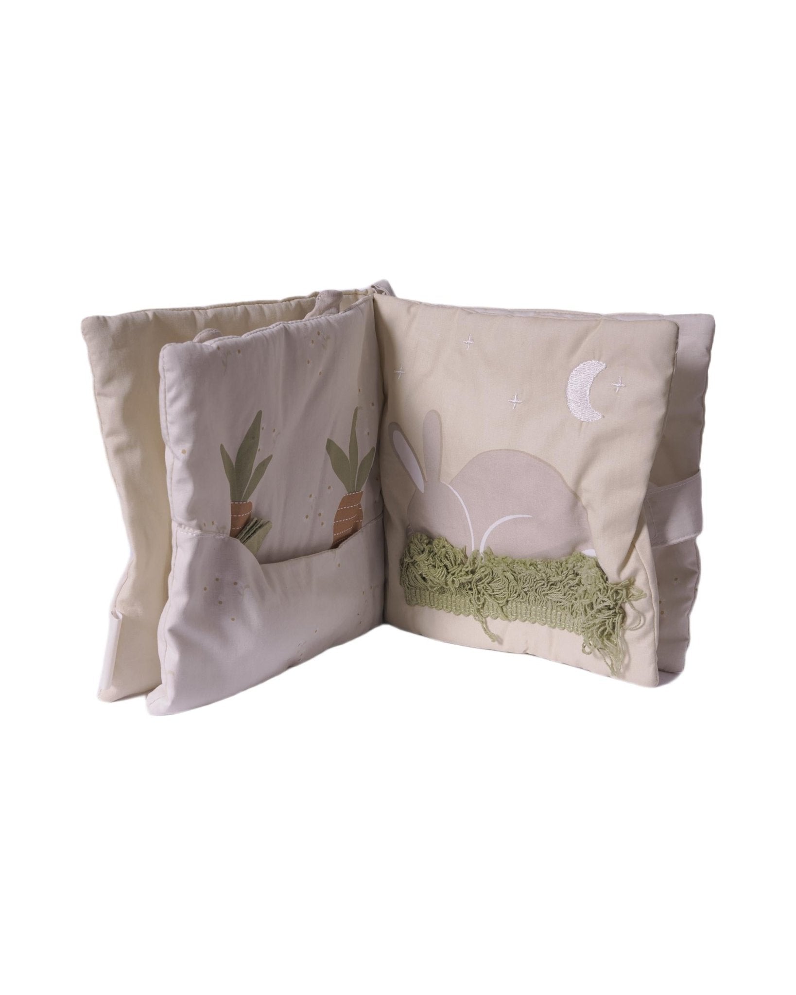 Libro in tessuto per neonati Avery Row beige "Racconti di coniglietti" - Rubino Kids