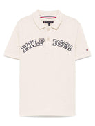 Polo Monotype per bambino Tommy Hilfiger Junior beige con logo sulla manica - Rubino Kids