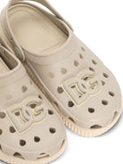 Sandali per bambini Dolce & Gabbana Kids beige con applicazione logo sul davanti - Rubino Kids