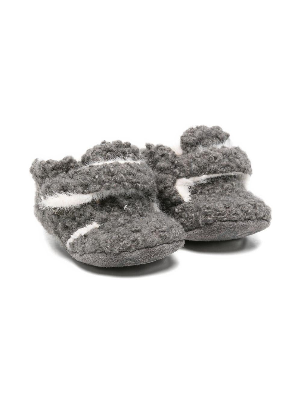 Scarpe primi passi per neonati Douuod Kids grigie con cinturini incrociati - Rubino Kids