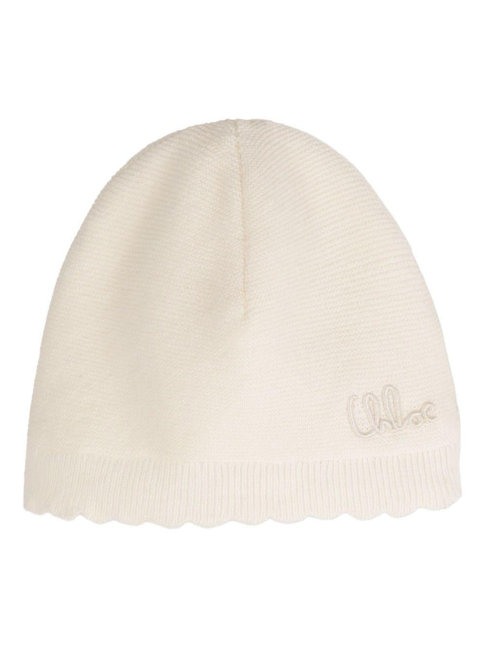 Set berretto e scarpette per neonata Chloé Kids bianco con orlo a smerlo - Rubino Kids