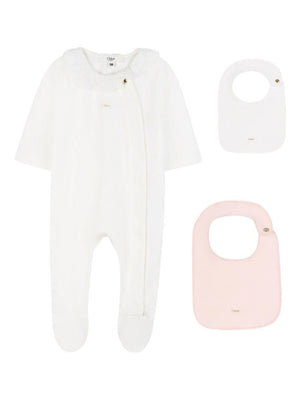 Set tutina e bavaglini per neonata Chloé Kids beige con chiusura con bottone a pressione