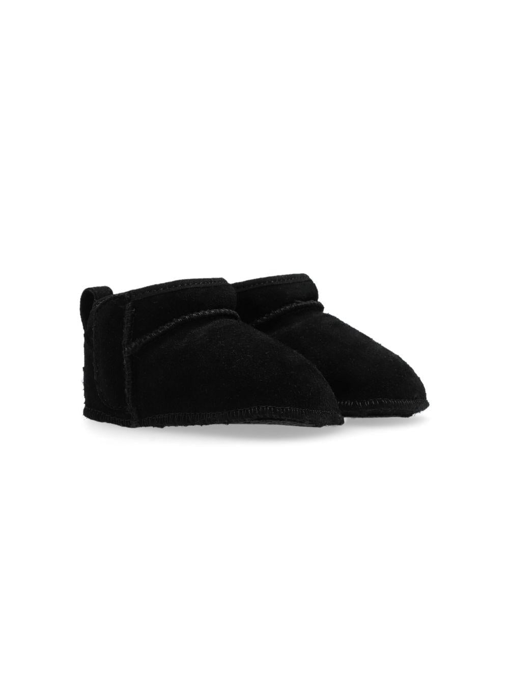 Stivali Classic Ultra per neonati UGG Kids neri con applicazione posteriore con logo - Rubino Kids