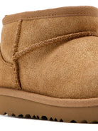 Stivali per bambini UGG Kids Classic ultra mini marrone in pelle scamosciata glitterate - Rubino Kids