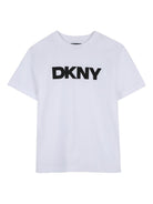T-shirt per bambini DKNY Kids bianca con logo sul davanti - Rubino Kids